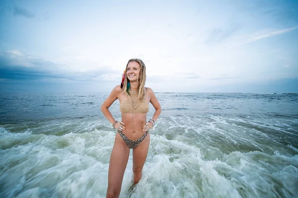 Vacker ung kvinna i bikini kommer ut ur havet på tropiska stranden — Stockfoto