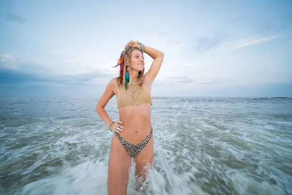Frumoasă femeie tânără în bikini iese din ocean pe plaja tropicală — Fotografie, imagine de stoc