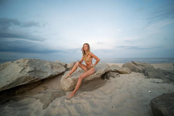 Красива молода жінка в бікіні на пляжі — стокове фото
