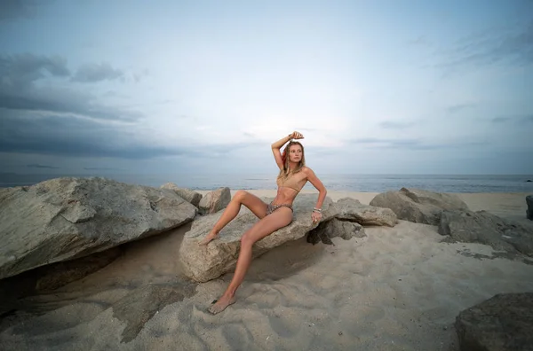 Vacker ung kvinna i bikini på stranden — Stockfoto