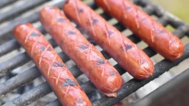 Izgarada lezzetli sulu sosisler. Sosis ler ızgara barbekü vardır