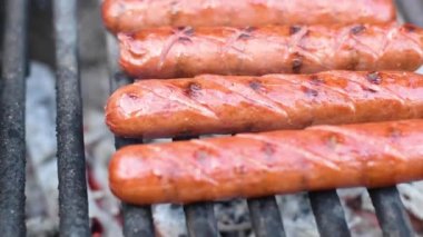 Izgarada lezzetli sulu sosisler. Sosis ler ızgara barbekü vardır