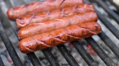 Izgarada lezzetli sulu sosisler. Sosis ler ızgara barbekü vardır