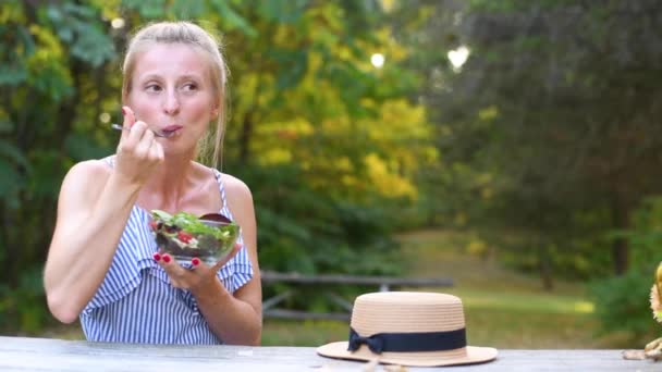 Wanita Makan Salad Segar Duduk Taman Sehat Makan Konsep Diet — Stok Video