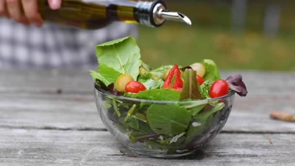 Pasto Sano Cucinare Insalata Vegana Donna Sta Versando Olio Insalata — Video Stock