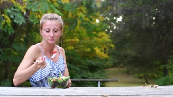 Kobieta Jedzenia Świeżej Sałatki Siedzi Parku Zdrowe Odżywianie Koncepcja Diety — Wideo stockowe