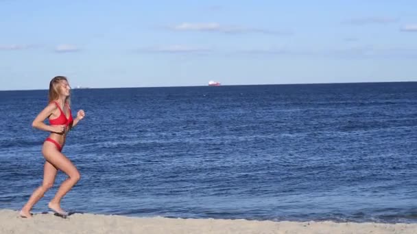 Die Attraktive Frau Roten Badeanzug Läuft Zeitlupe Über Den Sandstrand — Stockvideo