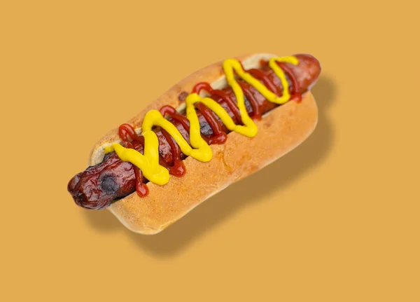 Hot dog con senape su sfondo giallo . — Foto Stock