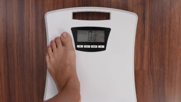 Mulher Pernas Descalças Pisando Balanças Chão Para Pesagem Dieta Perda — Vídeo de Stock