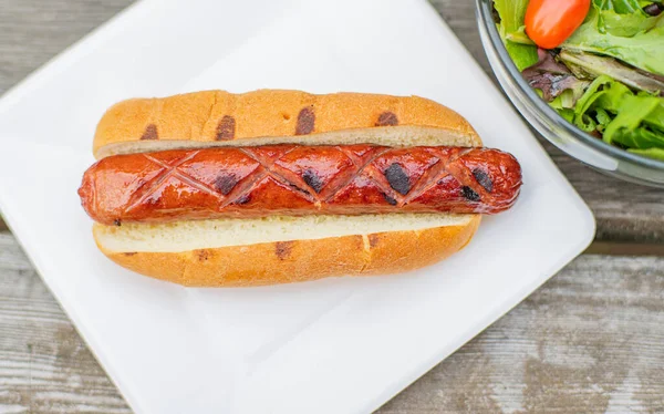 Hot dog na białym talerzu — Zdjęcie stockowe