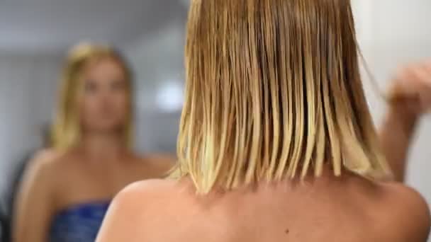 Belle Fille Peigner Ses Cheveux Humides Avec Une Brosse — Video