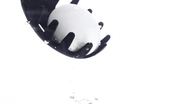 鸡蛋在水里沸腾 鸡蛋掉在开水里 慢动作 — 图库视频影像