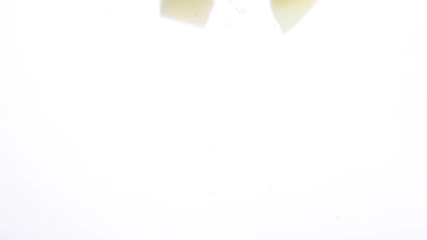 Нарізана Картопля Потрапляє Кип Ячену Воду Повільному Русі Інгредієнт Супу — стокове відео