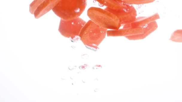 切碎的胡萝卜慢吞吞地掉进了开水里 开水中的汤配料 — 图库视频影像