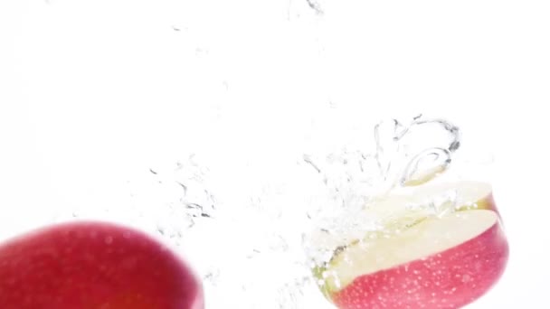 Apple Падає Воді Повільному Русі Дозріле Яблуко Падає Воду — стокове відео