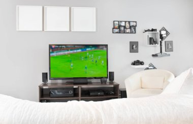 Televizyonlu oturma odası, futbol izleyen televizyon.,