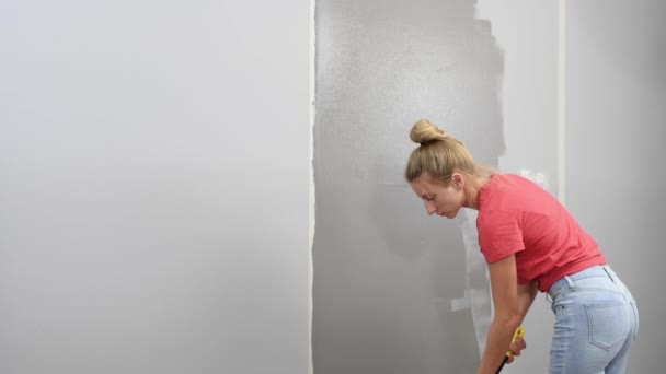 Frau Dekoriert Neue Wohnung Mit Rollatoren Der Wand Schönes Mädchen — Stockvideo