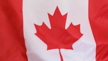  Yavaş çekimde rüzgarda dalgalanan Kanada bayrağına yaklaş. 