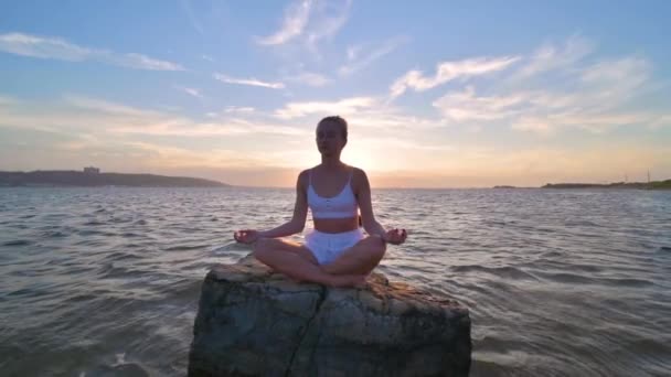 Meditação Tranquilidade Mulher Está Praticando Ioga Sentado Pedra Pose Lótus — Vídeo de Stock