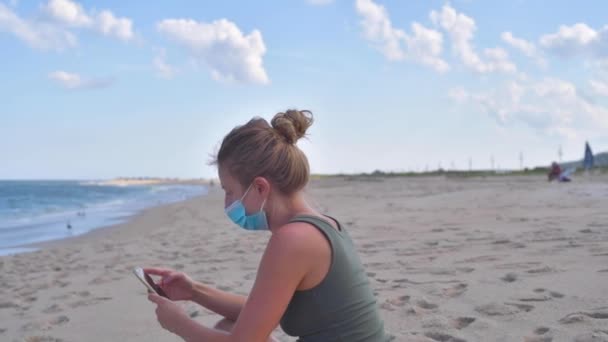 Cestovní Ruch Během Koronaviru Žena Maskou Používat Chytrý Telefon Sedí — Stock video