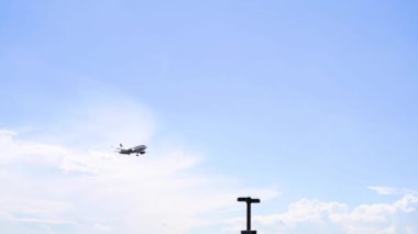 Uçak havaalanına iniyor. Havaalanına yaklaşan ve inen uçağın yan görüntüsü.