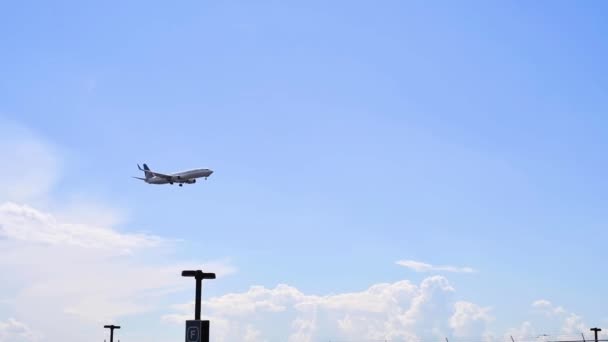 Letadlo Přistává Letišti Boční Pohled Blížící Přistávající Letadlo Letišti — Stock video