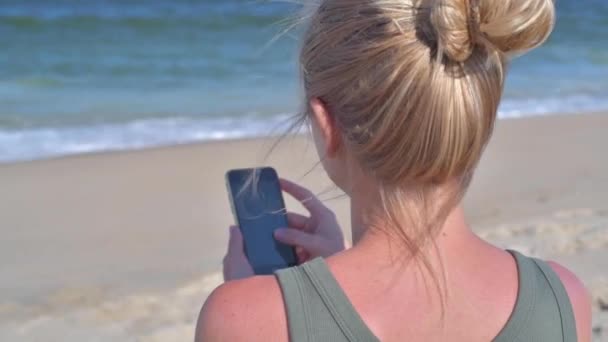 Mulher Sentada Praia Mensagens Texto Telefone Inteligente Menina Desfrutando Natureza — Vídeo de Stock