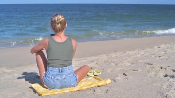 Туризм Время Коронавируса Женщина Маске Сидит Пляже Жизнь После Пандемии — стоковое видео