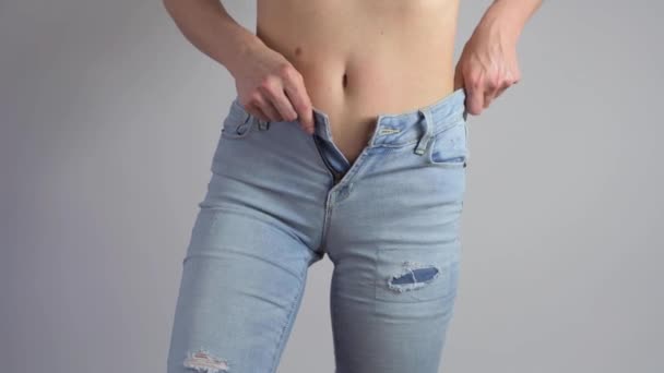 Žena Obléká Džín Zapínání Zip Pak Ukazuje Perfektní Pas Úspěšné — Stock video