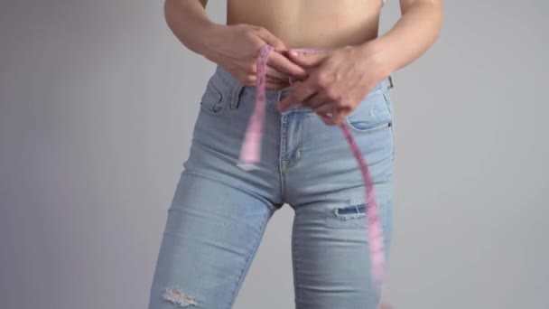 Schlanke Frau Blauen Jeans Die Nach Erfolgreicher Gewichtsabnahme Ihre Perfekte — Stockvideo