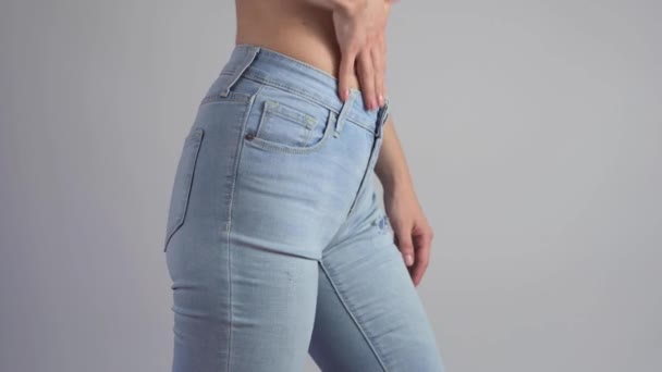 Mujer Delgada Usar Pantalones Vaqueros Azules Está Mostrando Cintura Perfecta — Vídeos de Stock