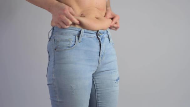 Primer Plano Vientre Femenino Obeso Mujer Con Sobrepeso Pellizcar Una — Vídeos de Stock