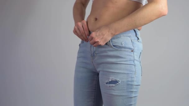 Mulher Com Sobrepeso Barriga Gorda Está Tentando Abotoar Zíper Jeans — Vídeo de Stock