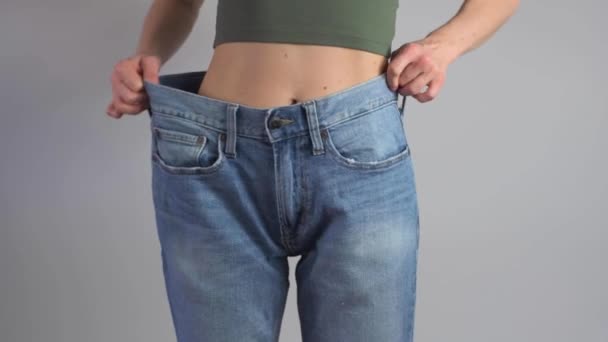 Slim Donna Jeans Oversize Mostra Vita Perfetta Dopo Aver Perso — Video Stock