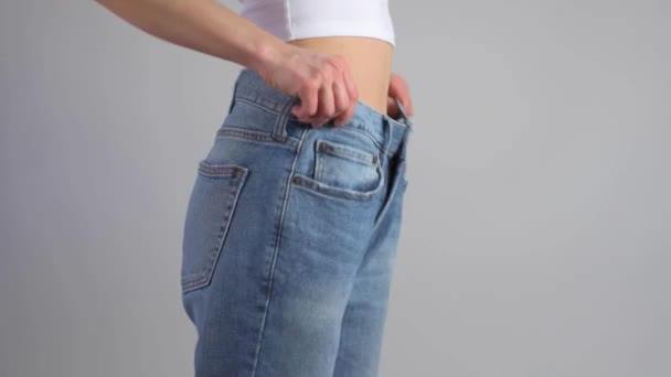 Schlanke Frau Übergroßen Jeans Zeigt Nach Gewichtsverlust Perfekte Taille — Stockvideo