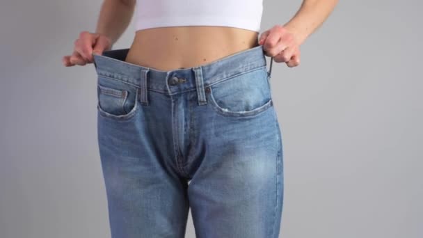 Mulher Magro Jeans Oversized Mostra Cintura Perfeita Após Peso Perdido — Vídeo de Stock