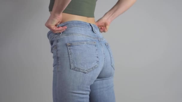 Mulher Está Colocando Par Jeans Botão Zíper Fixador Seguida Mostra — Vídeo de Stock