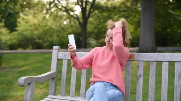 Kendine Güvenen Güzel Bir Kadın Kameraya Bakıyor Park Yerinde Bir — Stok video