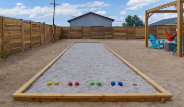 Bocce top sahası arka bahçede ahşap çitli bowling oyunu