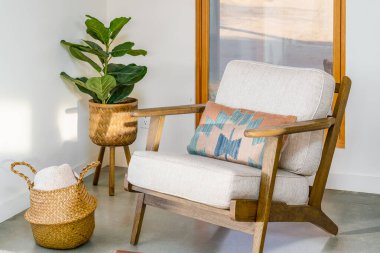 Modern aksanlı şezlong ahşap çerçeve, güneybatı yastık bitkisi ve çöl evindeki oturma odasının köşesinde örülmüş sepet pencere.