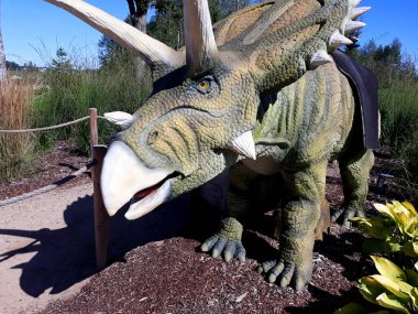 triceratops dinozor sürüngen vahşi jurassic park saldırmaya hazır