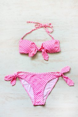 Ahşap arka plan üzerinde yüzme etmek iki adet pembe türden üstten görünüm.