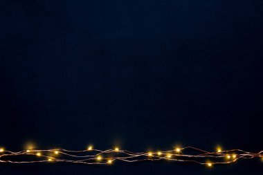 Noel ışıkları sınır siyah arka plan üzerinde garland. Yat, alanı Kopyala.