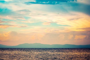 Sakin deniz üzerinde renkli gün batımı.