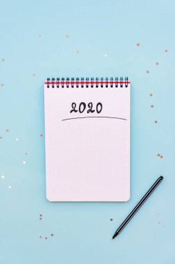 Yeni 2020 Yılı planlama veya istek listesi için hazır boş dizüstü bilgisayarın üst görünümü