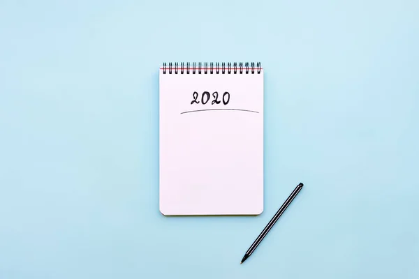 Visão superior do notebook vazio pronto para o planejamento do Ano Novo 2020 ou lista de desejos — Fotografia de Stock