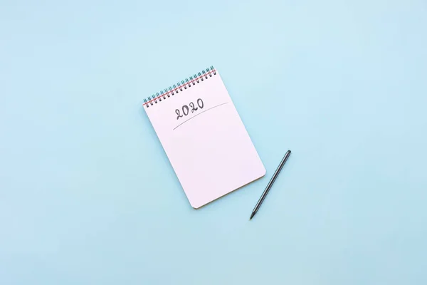 Draufsicht auf leeres Notizbuch bereit für die Planung des neuen Jahres 2020 oder Wunschliste — Stockfoto