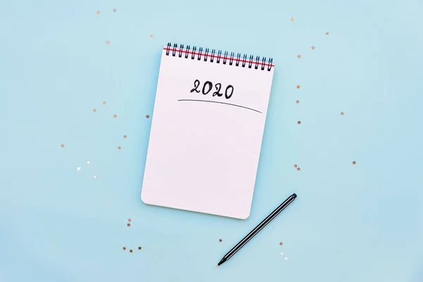 Draufsicht auf leeres Notizbuch bereit für die Planung des neuen Jahres 2020 oder Wunschliste — Stockfoto