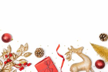 Noel arkaplanı - hediye kutusu, ökseotu, ilk koni, ren geyiği ve beyaz arka planda altın ve kırmızı renkli Noel baloları. Uzayı kopyala, düz yat.