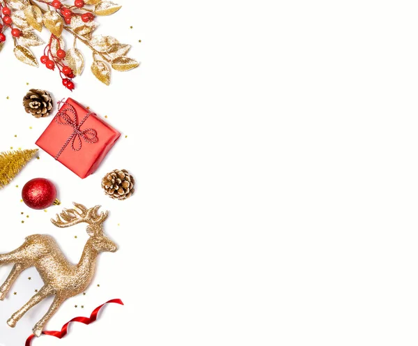 Boże Narodzenie Tło Pudełko Prezentami Jemioła Fircone Renifery Kulki Świąteczne — Zdjęcie stockowe